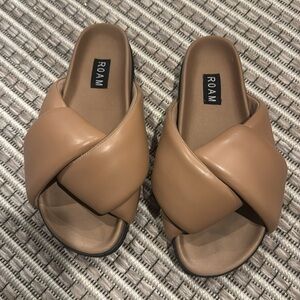 ROAM Foldy Nude Tonal Puffy Slides / Women’s Shoe Sz: 37  (7 US)